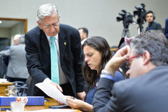 Vereador Nedel (em pé) conversa com a vereadora Fernanda Melchionna na sessão desta segunda-feira