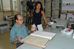 O escritor e jornalista nos bastidores do documentário, com Luzimar Stricher