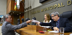 O vereador Mauro Pinheiro (e) entregou à Mesa o requerimento do prefeito