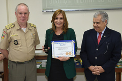Presidente em exercício da Câmara, vereadora Mônica Leal (PP), recebeu distinção pelo apoio à instituição militar