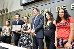 Diretora Adriana Martins Presenti recebe diploma do vereador Professor Alex Fraga