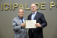 Luiz Fernando Lorenzi (d) recebe diploma em homenagem à Receita, entregue pelo vereador Airto Ferronato