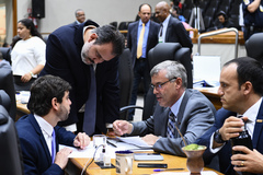 Movimentação de plenário. Na foto (esq. à dir.), os vereadores Felipe Camozzato, Ricardo Gomes, Mauro Pinheiro e Moisés Barboza