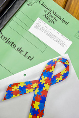 Autismo tem como símbolo fita colorida formada por peças de quebra-cabeças