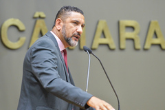 Vereador Conceição na tribuna do Plenário Otávio Rocha