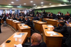 Vereadores reunidos no Plenário Ana Terra