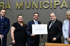 Ao lado da esposa Ivana, Itacir Flores recebe o diploma entregue por Idenir Cecchim