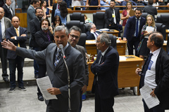 Movimentação de plenário. No microfone de apartes, o vereador Mauro Pinheiro, líder do governo.