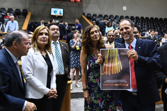 Na foto, vereadores Dr. Goulart, Mônica Leal, Professor Wambert e Sofia Cavedon comemoram aprovação do projeto com Marcelo Sgarbossa 