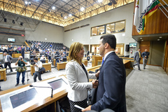 Vereadora Mônica Leal com o prefeito Marchezan Júnior, na sessão desta segunda-feira