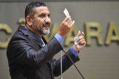 Vereador Cláudio Conceição na tribuna do Plenário Otávio Rocha
