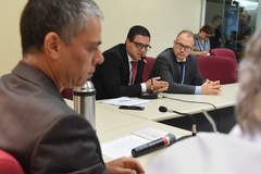 Oliveira da EPTC (c) e Cunha da PGM falaram sobre prazos para alterações na lei