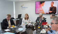 Mônica Leal foi recebida pelo presidente do Sindilojas, Paulo Kruse (c)