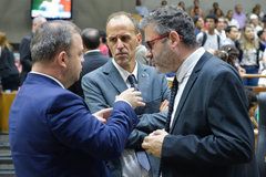 Movimentações de plenário. Na foto, os vereadores André Carus, Marcelo Sgarbossa e Roberto Robaina.