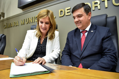 Vereadora Mônica, com José Freitas, assinou nova lei na tarde desta quarta-feira