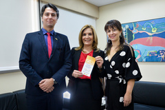 Presidente Mônica Leal (c) recebeu Fernando Schuck e Sandra Quadrado