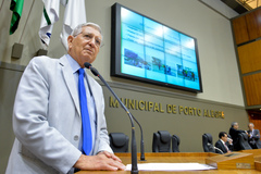 Vereador João Carlos Nedel na tribuna do Plenário Otávio Rocha