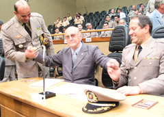 Pedro Américo e oficiais da Brigada Militar no Plenário Otávio Rocha