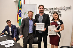 Mauro Schneider (c) recebeu diploma entregue por Mendes Ribeiro e Laura Pandolfo