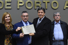 Vereadora Mônica (e), diretor Correio Brigadiano, Gílson Noroefe, vereador Cassiá, e fundador do jornal, coronel Pinheiro (d) na homenagem da Câmara Municipal