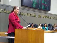 Vereadora Lourdes no Plenário em homenagem às mães