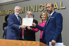 Darci Homem (c) e Francisco Peixoto da Silva (d) recebem o diploma entregue por Comassetto e Mônica Leal