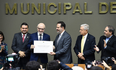 Puggina recebe o diploma entregue pelo vereador Ricardo Gomes (PP)