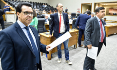 Vereadores Medina (e), Marcelo Sgarbossa (c) e José Freitas (d) no plenário, na tarde desta quarta-feira