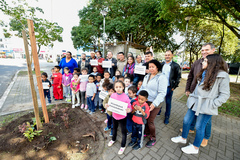 Alunos e vereadores participaram do plantio de árvore na Praça Princesa Isabel