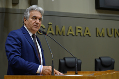 Vereador Nelcir Tessaro na tribuna do Plenário Otávio Rocha