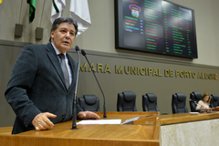 Vereador Cassiá Carpes na tribuna do Plenário Otávio Rocha