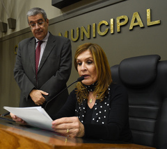 Diretor Legislativo Luiz Afonso Peres e vereadora Mônica, que anunciou ao plenário o documento