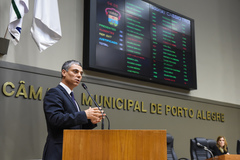 Vereador Cássio Trogildo na tribuna do Plenário Otávio Rocha