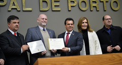 Reginaldo Gilli, entre José Freitas (PTB) e Alvoni Medina (PRB), ao receber o diploma em homenagem à emissora