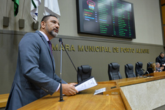 Movimentação de plenário. Na foto, vereador Cláudio Conceição.