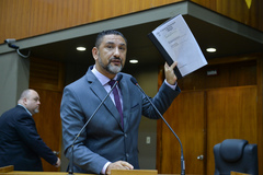 Vereador Conceição na tribuna do Plenário Otávio Rocha