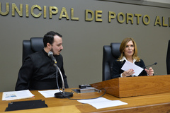 Padre Filipe e vereadora Mônica Leal, durante a sessão desta tarde na Câmara Municipal