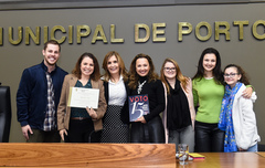 Vereadora Mônica Leal (c) entregou diploma aos integrantes da Voto presentes à homenagem