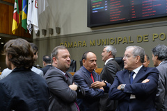 Vereador André Carús (MDB, à esquerda na foto), durante a sessão plenária de hoje