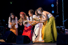 Encenação musical é feita por cinco mulheres em voz e percussão