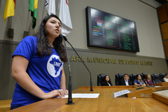  Da União Nacional dos Estudantes do RS, Gabriela Silveira falou em nome dos estudantes ao plenário