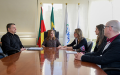 Presidente Mônica Leal (c) recebeu representantes da SMS