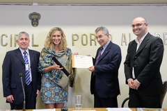 Sofia Cavedon entrega diploma aos dirigentes estaduais do IBGE
