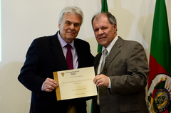 O vereador Dr. Goulart entregou diploma ao médico Alfredo Cantalice Neto (e)