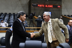 Movimentação de plenário. Na foto, o vereador Cassiá Carpes (PP) com o líder do governo na Câmara, vereador Mauro Pinheiro (Rede). 