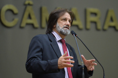 Vereador Aldacir Oliboni na tribuna do Plenário Otávio Rocha