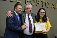 Adriana Kauer recebe diploma entregue por Adeli Sell (c) e Mendes Ribeiro