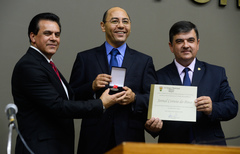 Sidney Costa (c) recebe Comenda entregue por Alvoni Medina (e) e José Freitas