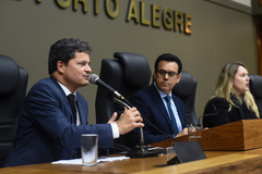 Carlos Saldanha (e), vereador Alvoni Medina (c) e Vanessa Siviero (d), durante a sessão desta tarde