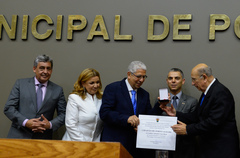 Luiz Braz recebe diploma entregue por Pujol (d) e Trogildo